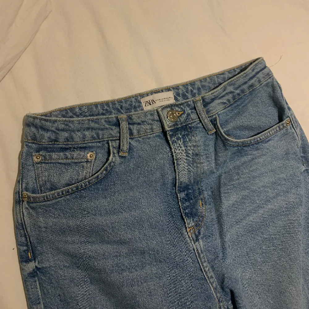 Jeans från zara som är använda 1 gång. Fransar nertill, storlek 40 men är små i storleken. Nypris 400, säljer för 120kr;). Jeans & Byxor.