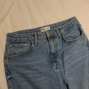 Jeans från zara som är använda 1 gång. Fransar nertill, storlek 40 men är små i storleken. Nypris 400, säljer för 120kr;)
