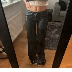 Lågmidjade Skinnbyxor  - Säljer dessa trendiga lågmidjade Skinnbyxor från h&m i begagnat skick! Dem är supersnygga på! Formar kroppen jättefint 😍 passar någon som är runt 155 cm lång ❤️ skriv priv vid frågor elr mer bilder! 