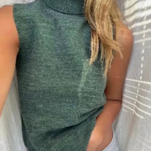 Zara polo linne grön stickad - Säljer nu mitt lite använda linne från zara som är så snyggt till våren. Väldigt skönt material och i nyskick💕💕