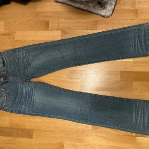 Jeans  - Ett par jätte snygga ljusblå lågmidjade jeans. Säljer eftersom dom vart för små för mig. Använda fåtal gånger 🤍