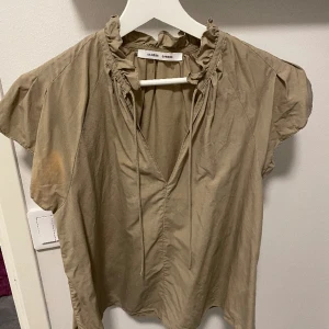 Samsoe samsoe blus - Säljer denna superfina blus från samsoe samsoe blus. Har en fläck vid armhålan därav bra pris, fläcken syns inte när man har toppen på sig!