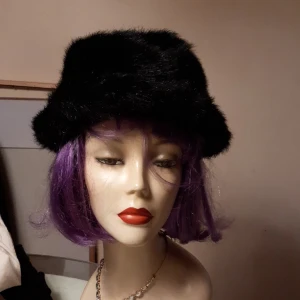 Pälsmössa - Vintage mössa i syntetpäls. Knappt använd.