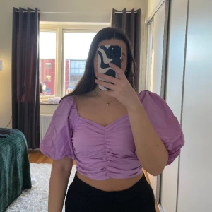Lila blus med puffärm - Lila blus med puffärmar, använd 1 eller 2 ggr. Är i väldigt fint skick. Storlek 36 men passar S och M.