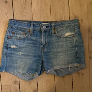 Levis shorts  - Levis shorts boyfriend supersköna och snygga 25x32 S/M För stora för mig 🥲 Tipsar nu inför sommaren😍 