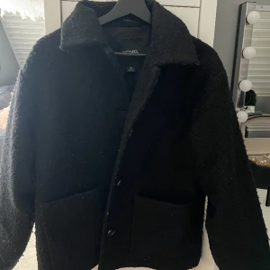 Svart kappa  - Så fin kappa ifrån Monki. Den har tyvärr blivit nopprig men annars är den helt perfekt. Det är storlek XXS men den är stor i storleken så passar en S/M också!🤍