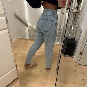 Momjeans från ginatricot - Momjeans från ginatricot storlek 38, säljer då dom är förstora på mig❣️