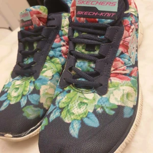 Ergonomiska sketcher sneackers - Nästintill oanvända Ergonomiska sneakers från sketcher. 