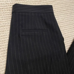 Kostymbyxor - Vida kostymbyxor från Zara. Marinblå med vita ränder. Använda 1-2ggr✨