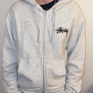 Stussy kofta - En mysig och härlig kofta. Den är menad att vara oversized i storleken men säljer den då den vart allt för stor. Stark rekommendation för dem som klär sig i L normalt.