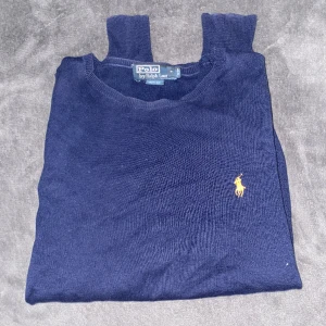 Ralph lauren tröja - Ralph lauren tröja storlek M i bra skick som inte använts särskilt mycket. Mörkblå tröja med orange märke och passar folk mig bra som är 187 ish.
