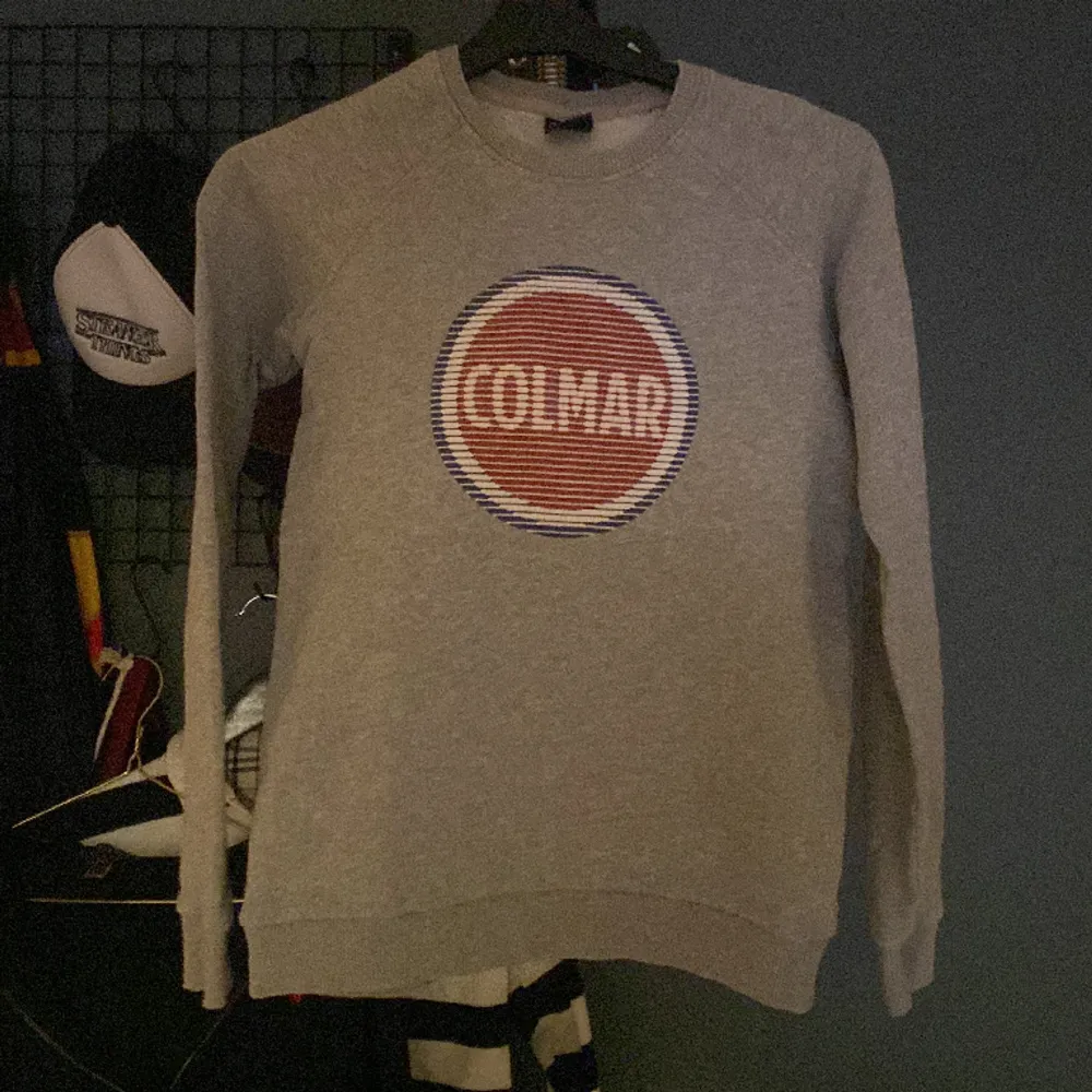 Denna Colmar sweatshirt har bra skick 7/10. Den är hel och ren men använd. Storlek 9-11 år. . Tröjor & Koftor.