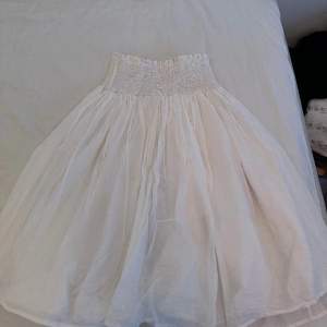 ONESIZE idyllisk vit kjol från Ewa i walla 