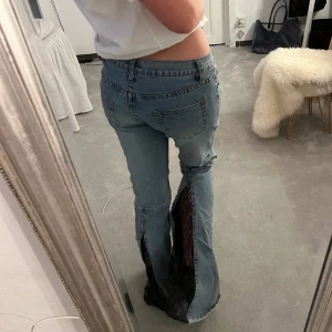 Coola Lågmidjade jeans med spets - Jätte fina Lågmidjade bootcut jeans. Dom har spets där bak och är mycket unika! Från girls wear! Dom är stretchiga och midjemåttet går från 37-40cm tvärs, innerbenslängd 83cm💕 Säljer pga av dom e för långa för mig, jag är 162🥰