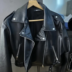 Skinnjacka  - Använd ca 4 ggr, inga defekter alls, storlek M, köpt på Gina för 700kr men mitt pris är 300