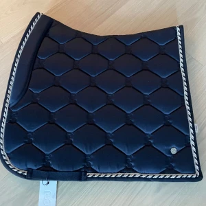 PS OF SWEEDEN SCHABRAK - Helt nytt PS schabrak i storlek full med lapp kvar i färgen Navy Blue. Endast testat på min häst utan sadel. Fick julklapp, säljer för att det råkade bli ett dressyrschabrak som inte passar min sadel💗💗 Ny Pris är 799kr