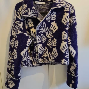 Zara kofta - Varm kofta från Zara som saknar knappar.