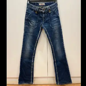 lågmidjade bootcut/straight jeans skick: väldigt bra! defekter: akrylfärg (3e bilden) köpta för 350kr!  för mer info kom privat! (priset kan diskuteras)