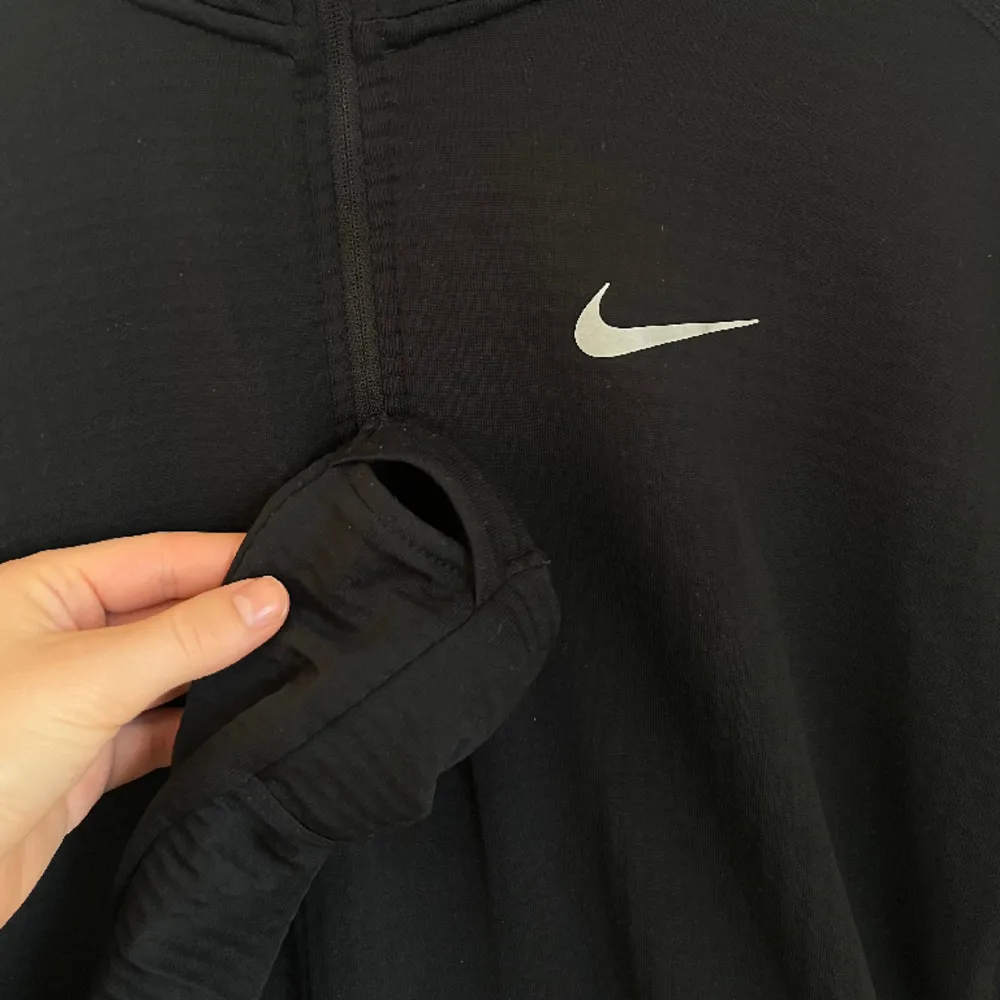 Svart träningströja från Nike, perfekt att ha ovanpå T-shirts till promenad eller gym! Plus i kanten med hål för tummen. Hoodies.