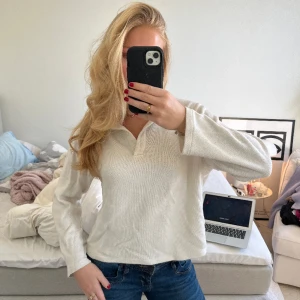 Tröja med krage - Tröja från Zara som inte säljs längre🥰använder inte längre så därför säljer jag🥰 Tröjan är i Xl men den är inte sann i storleken, jag brukar ha S/M och som ni ser på bilderna är den mer åt S-M hållet! 