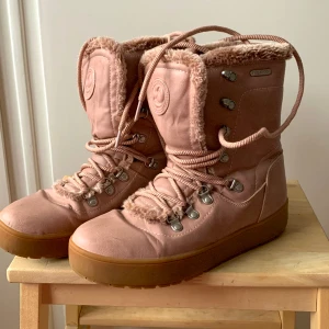 Vinterskor  - Fina och söta rosa skor! Dem är perfekta nu till vintern❄️ Dem har päls i insidan! Endast använd fåtal gånger❤️ Pris kan diskuteras 