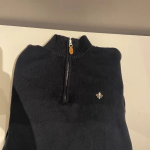 Morris half zip  - En riktigt snygg Morris half zip i mörkblå färg. Knappast använd då den inte passade mig, 9,5/10 skick. Nypris 1200, mitt pris 800. Hör av er om frågor✅🤝
