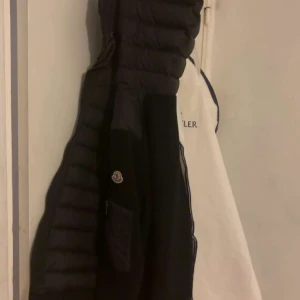 Moncler Cardigan.  - Riktigt bra skick, använd ett halvt år, inga defekter eller hål. Fast pris 2999kr men vid snabb affär kan gå ner. Äktighetbevis och påsen kommer med!