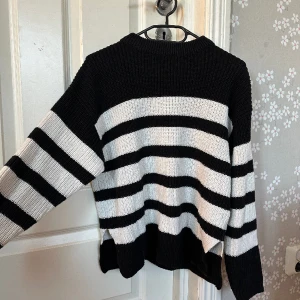 stickad tröja - jätteskön randig stickad tröja från gina tricot, är i barn storlek men sitter som en S💕 hör av er vid frågor och fler bilder