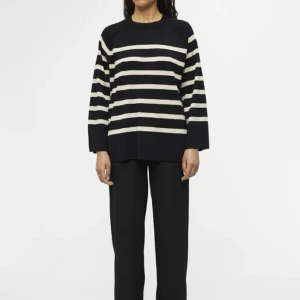 Stickad tröja  - Stickad tröja från object. Nypris: 499kr. Köparen står för frakten.