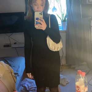 Klänning - Säljer denna klänning då den inte används :/ den går till knäna och har en liten krage, den är långärmad och ribbad så det är tretchig!!🥰