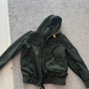 Parajumper vindjacka  - Tänkte kika intresset på en jacka som inte används då den är lite för stor. Passar L-XL Schysst jacka allmänt som är unik Endast använd 1-2 gånger prislapp samt annat finns  Bud som gäller då jag inte har någon pris idé nypris 4700kr