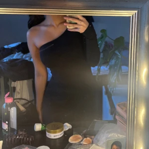 Klänningen - En jätte fin tajt klänning vet inte vart den är ifrån❤️ ser ut som ny❤️ den har silikon band där uppe så den inte åker ner💕 hör gärna av er om ni vill ha flera bilder😍