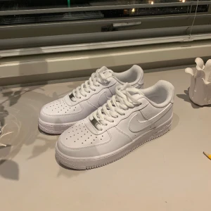 Nike Air force 1 (AF1) - Ett par helt nya AF1 i storlek 42. ( oanvända) Fick de i födelsedagspresent, men passade ej mig. Frakt/pris kan diskuteras. Ny pris ligger på ca 1500 därav priset  Finns att hämta i mölndal. Väl mött! 