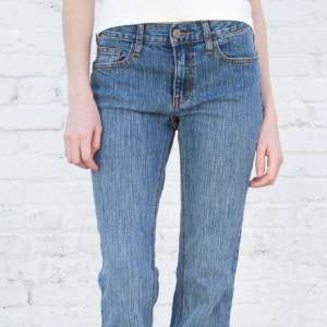 Säljer min brandy Melville jeans då jag inte använder dem. Dem har inga defekter eller täcken på användning. Det är bara att skriva för fler bilder eller frågor! Pris kan diskuteras. Ber om ursäkt för min dåliga kamera💕