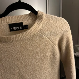 Stickad tröja  - Jätte fin beige stickad tröja som är jätte skön <3