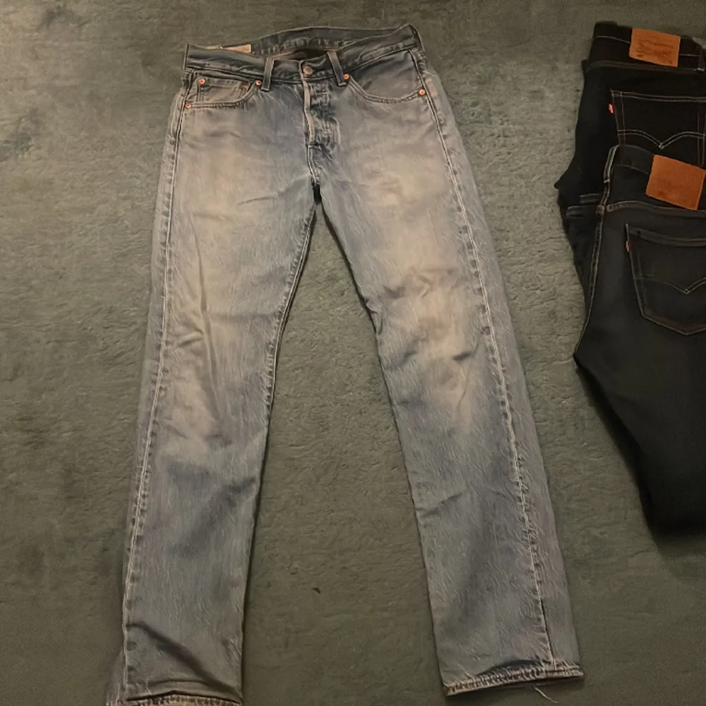 Feta levis jeans i 8/10 skick pris kan sänkas och skriv för mer bilder och passform mm. Hör av dig!. Jeans & Byxor.