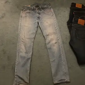 Feta levis jeans i 8/10 skick pris kan sänkas och skriv för mer bilder och passform mm. Hör av dig!