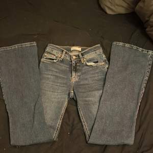 Säljer dessa ”Perfect jeans”  från Gina storlek 32  och låg midjade, nypris 500kr säljer för 350kr går att diskuteras!💕