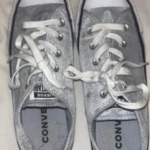 Sammets converse - Nästan helt nya Converse, använda en gång, jättefina. Storlek 36,5 och är sanna i storleken, säljer för att jag inte använder dom
