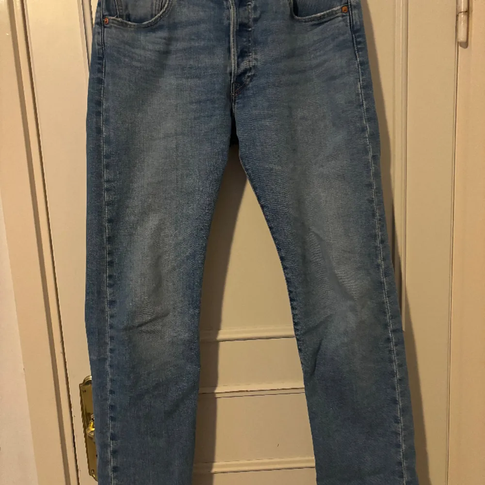 Säljer mina levis 501 jeans storlek 31 32  Ny pris 1099 mitt pris 500kr Tveka inte om du har någon fråga kring jeansen . Jeans & Byxor.