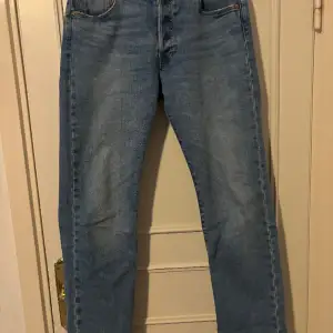 Säljer mina levis 501 jeans storlek 31 32  Ny pris 1099 mitt pris 500kr Tveka inte om du har någon fråga kring jeansen 