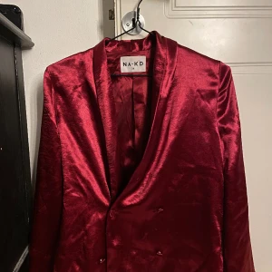 Vinröd skjorta - Vinröd skjorta i satin strl S från Nakd