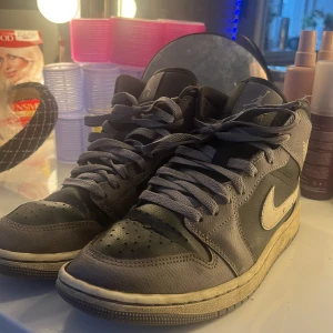 Jordans - Säljer mina jordans 1 Mid då dom har blivit för små! dom e väl använda men det finns inga dåliga defekter på dom😇köpta för 1499 men säljer för 900 kr då det e spår på att dom e använda💓