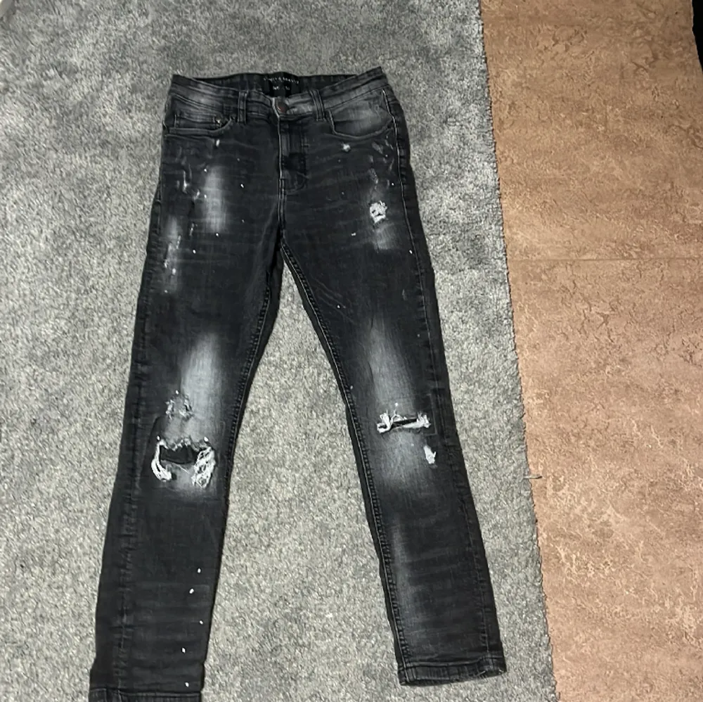 Säljer svarta supply and demand jeans i storlek XS efter som de har blivit för små. Jätte bra sick mer bilder eller frågor är det bara o skriva.. Jeans & Byxor.