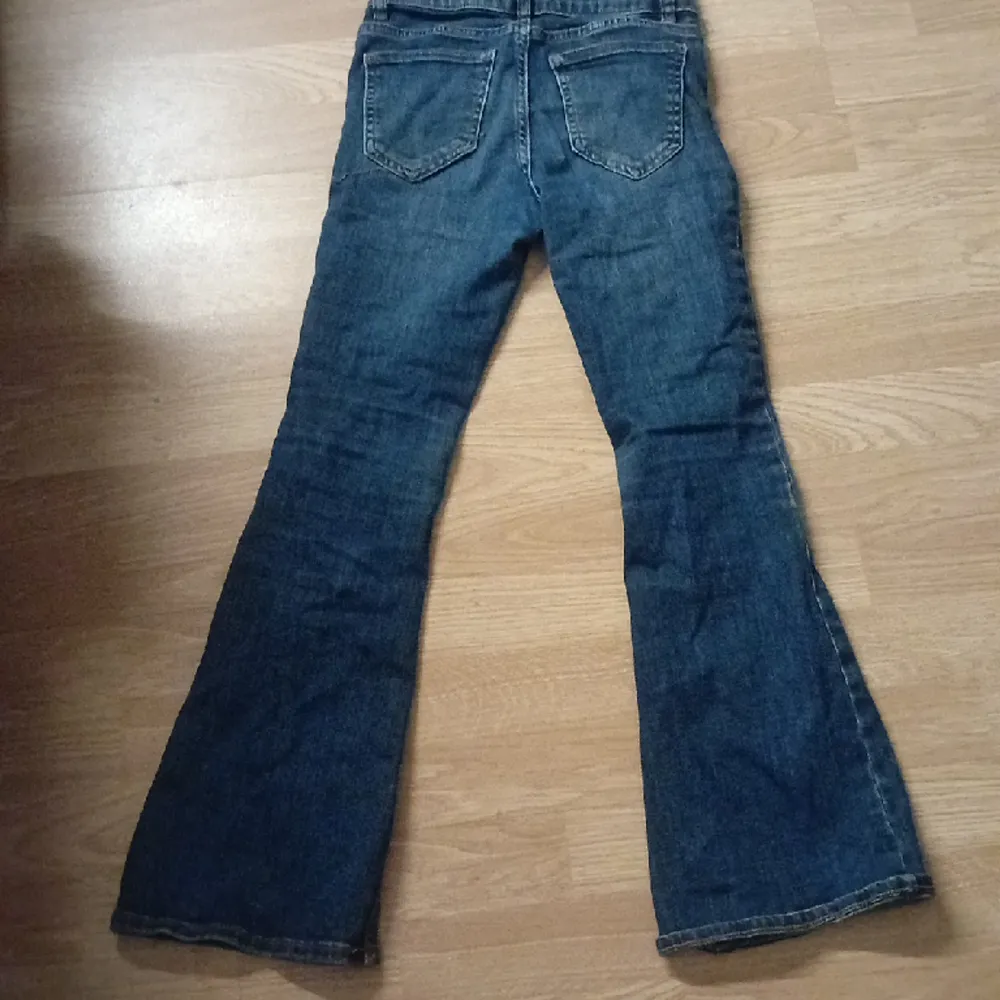 Blåa jeans från lindex  Storlek 146 dom har nu blivit för korta för mig men dom är jätte fina på. Jeans & Byxor.