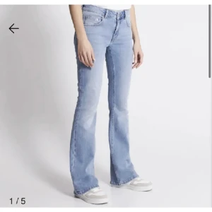 Lågmidjade jeans  - Så fika lågmidjade jeans som tyvärr är för små för mig🤍 hör av dig vid frågor eller om du är intresserad!