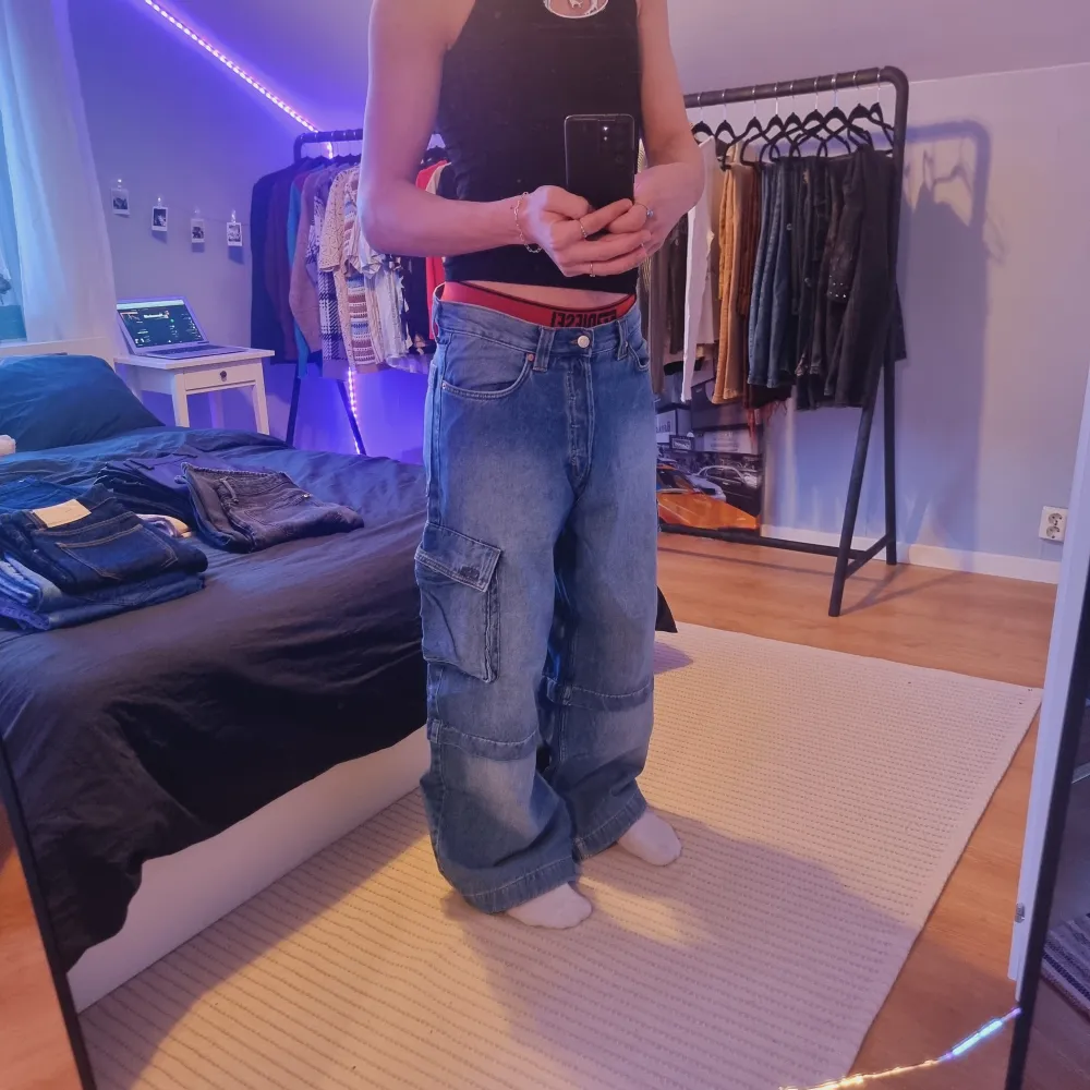 Pasadena denim cargo jeans i storlek M från weekday . Jeans & Byxor.