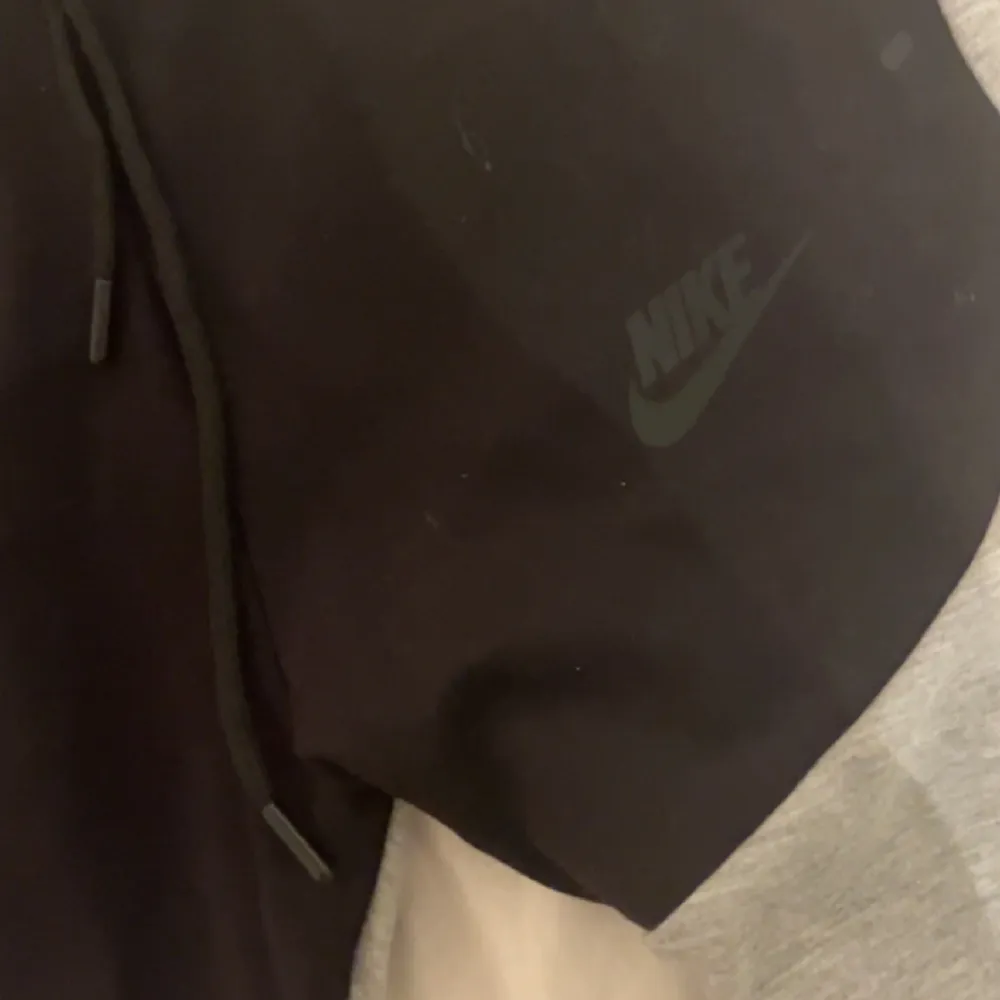 nike tech byxor ifrån turkiet så dom är fake. aldrig använda för dom satt konstigt. sitter INTE som en s. mer som 150. . Jeans & Byxor.