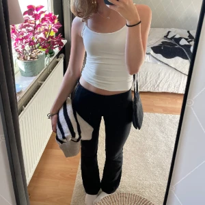 Kostymbyxor - Svarta lågmidjade kostymbyxor från Newhouse, nypris ca 1000kr