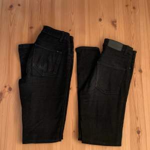 Två par svarta jeans som alla har tecken på användning men i bra skick! Passar mig som har S/M och 27